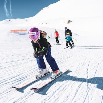 6- or 7-day family ski passes packages | Les 2 Alpes Save at least €60 for 3 people and €80 for 4 people on your 6- or 7-day ski passes in Les 2 Alpes.