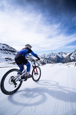 Mountainbiken in de lente op sneeuw in Les 2 Alpes