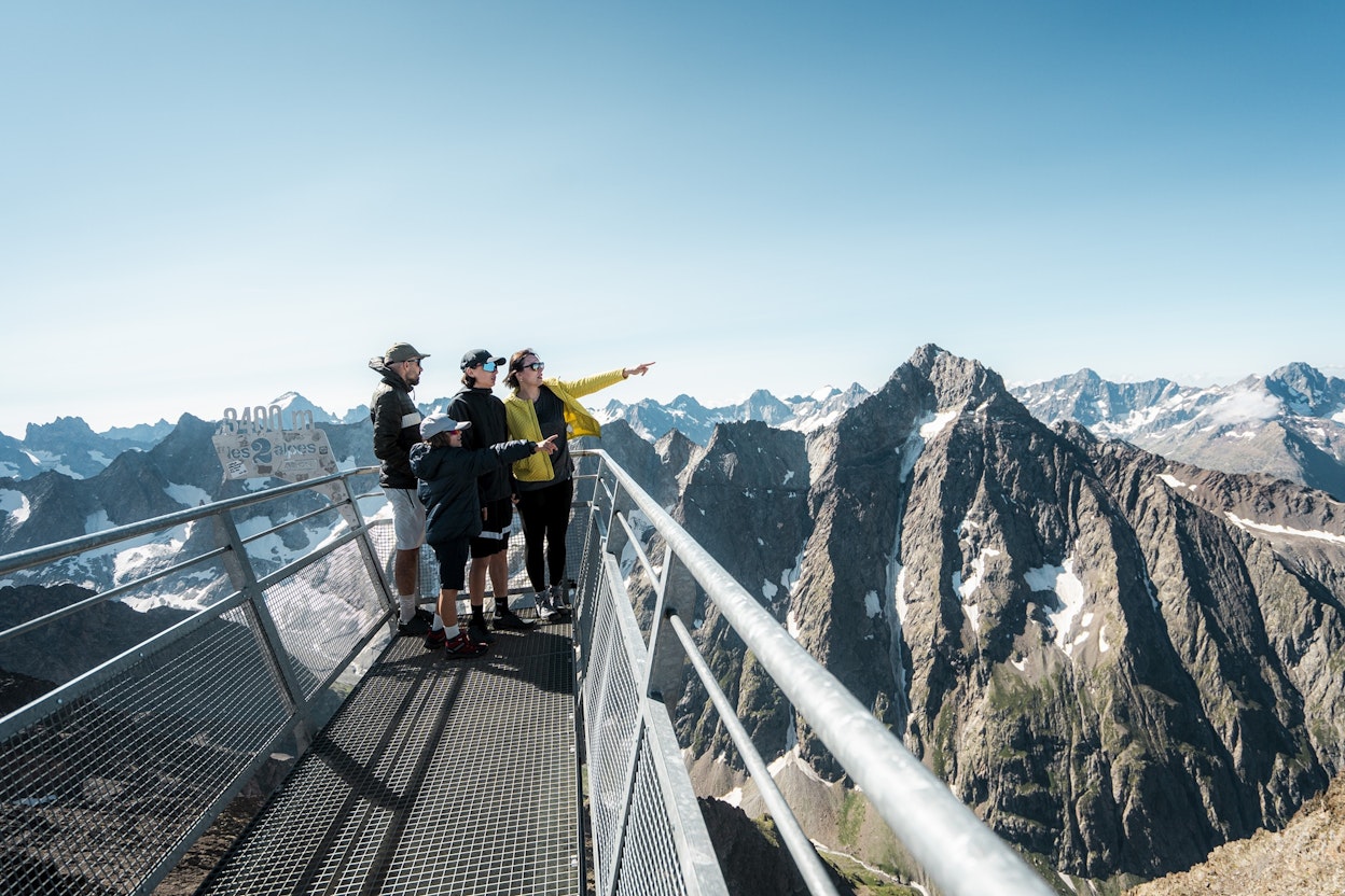 Famille piéton en été à destination 3400 aux Les 2 Alpes