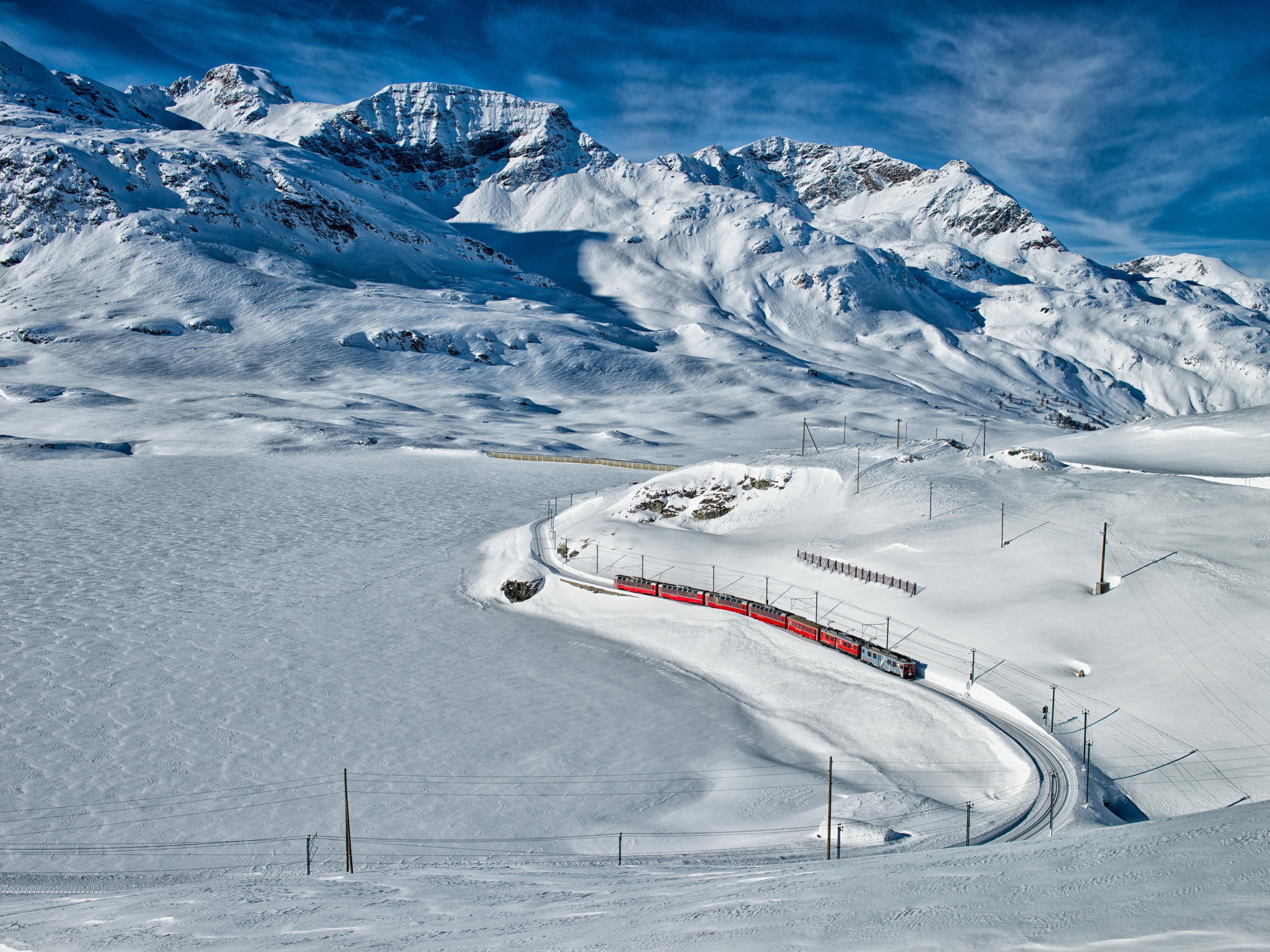 Bernina Express beim Lago Bianco, Graubünden / Bernina Express at the Lago Bianco