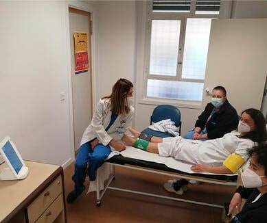 Doctor and patient with MESI mTABLET ABI