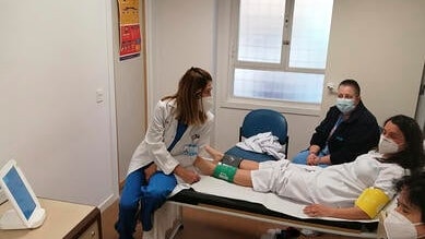 Doctor and patient with MESI mTABLET ABI