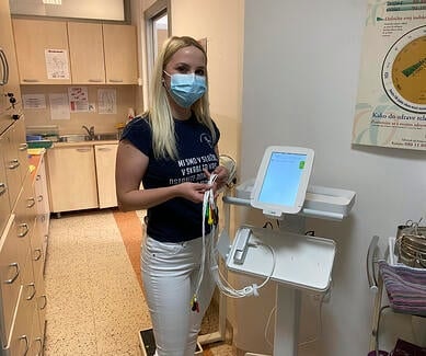 Nurse from Slovenia using MESI mTABLET ECG