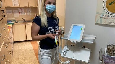 Nurse from Slovenia using MESI mTABLET ECG