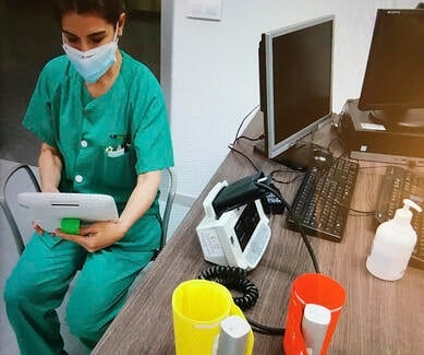 Doctor using MESI mTABLET