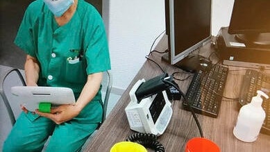 Doctor using MESI mTABLET