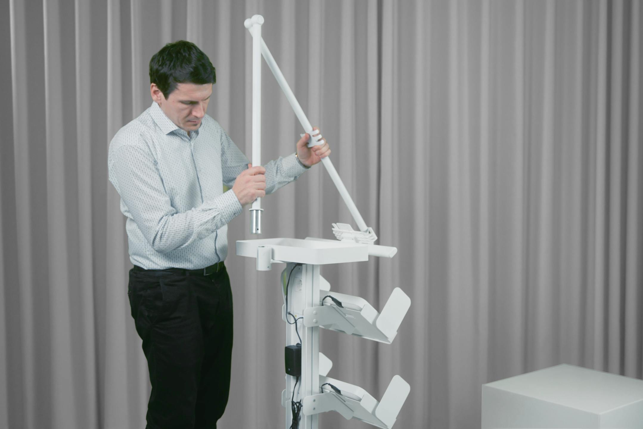 How to assemble the basic configuration of the MESI mTABLET Trolley