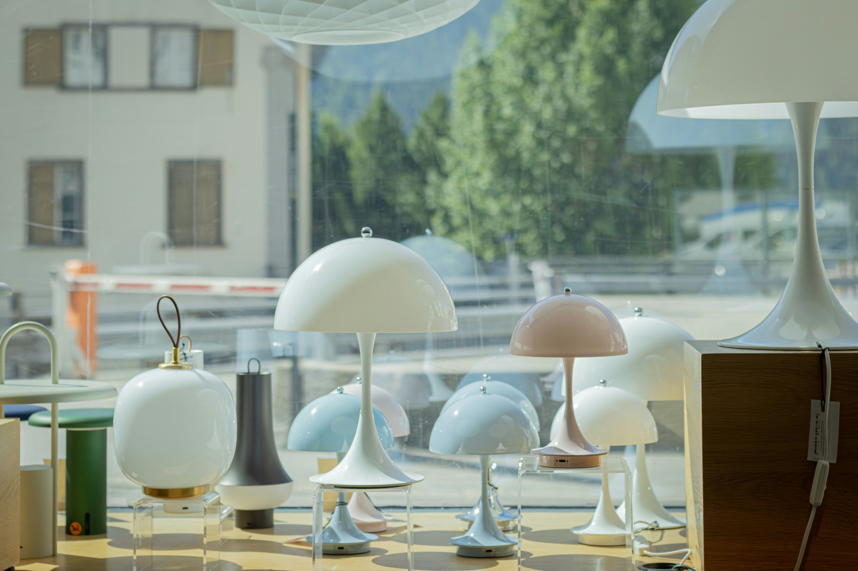 Pomatti Store kleine Lampen im Schaufenster