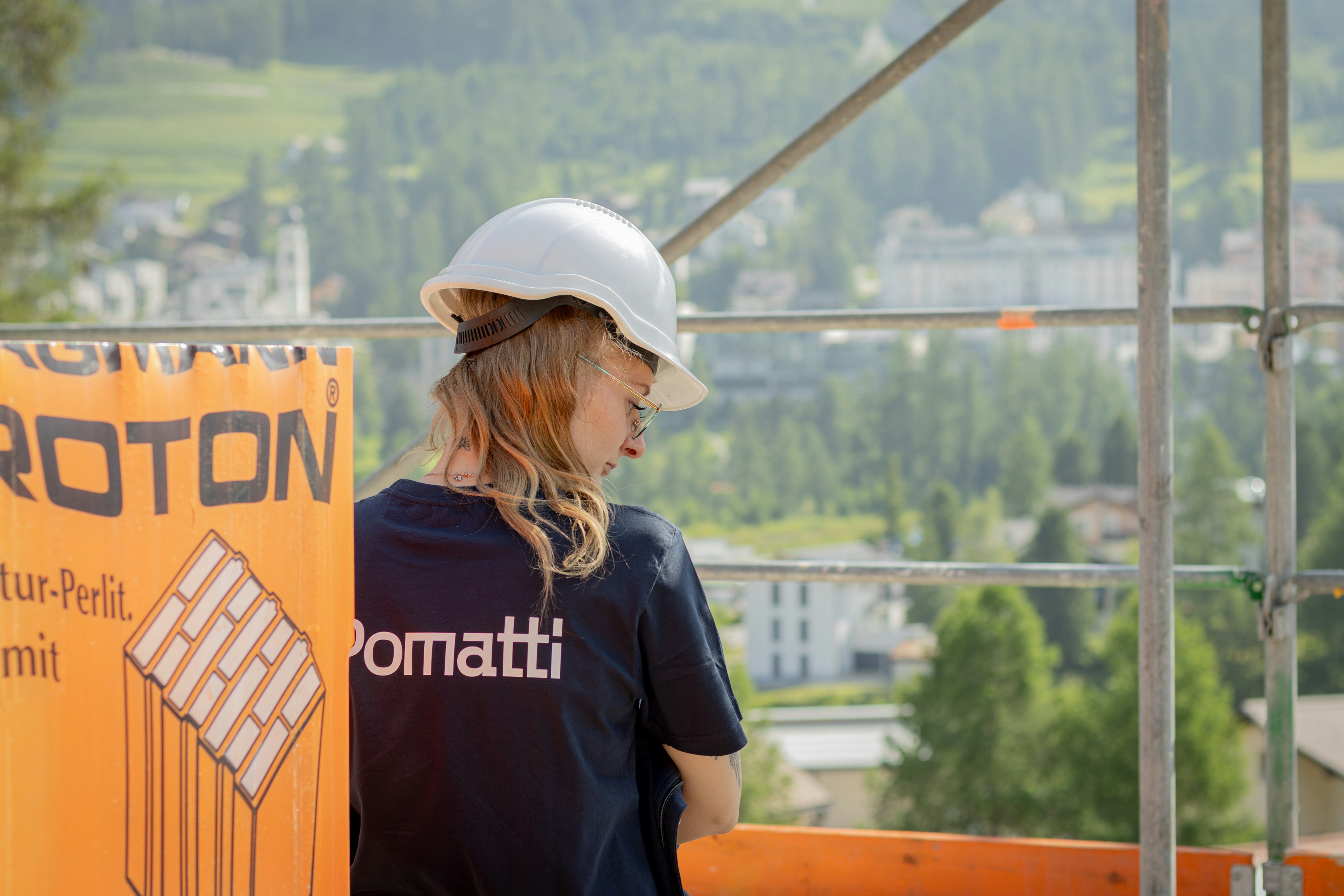 Chesa Lej Pomatti Mitarbeiterin auf Baustelle