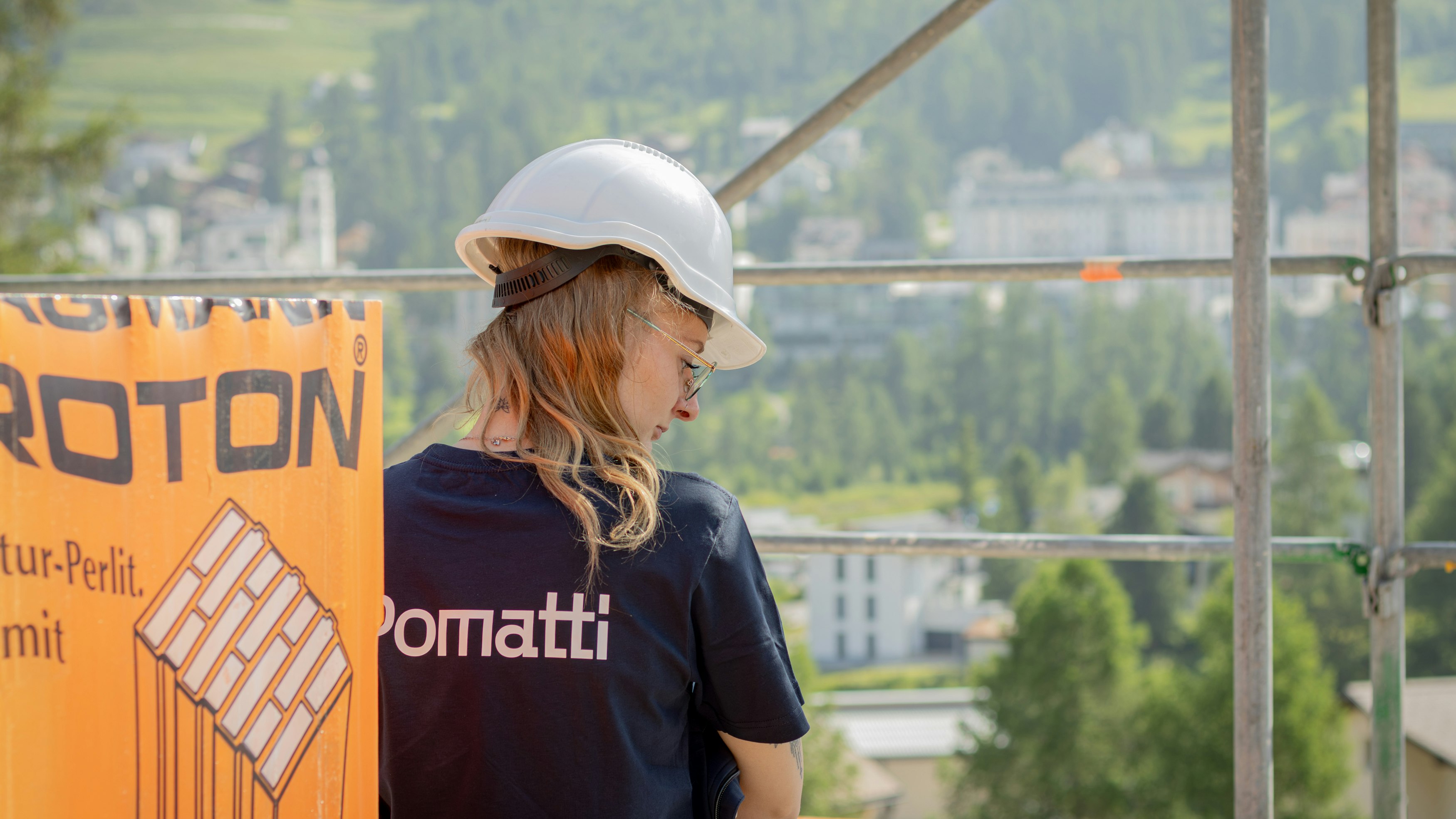 Chesa Lej Pomatti Mitarbeiterin auf Baustelle