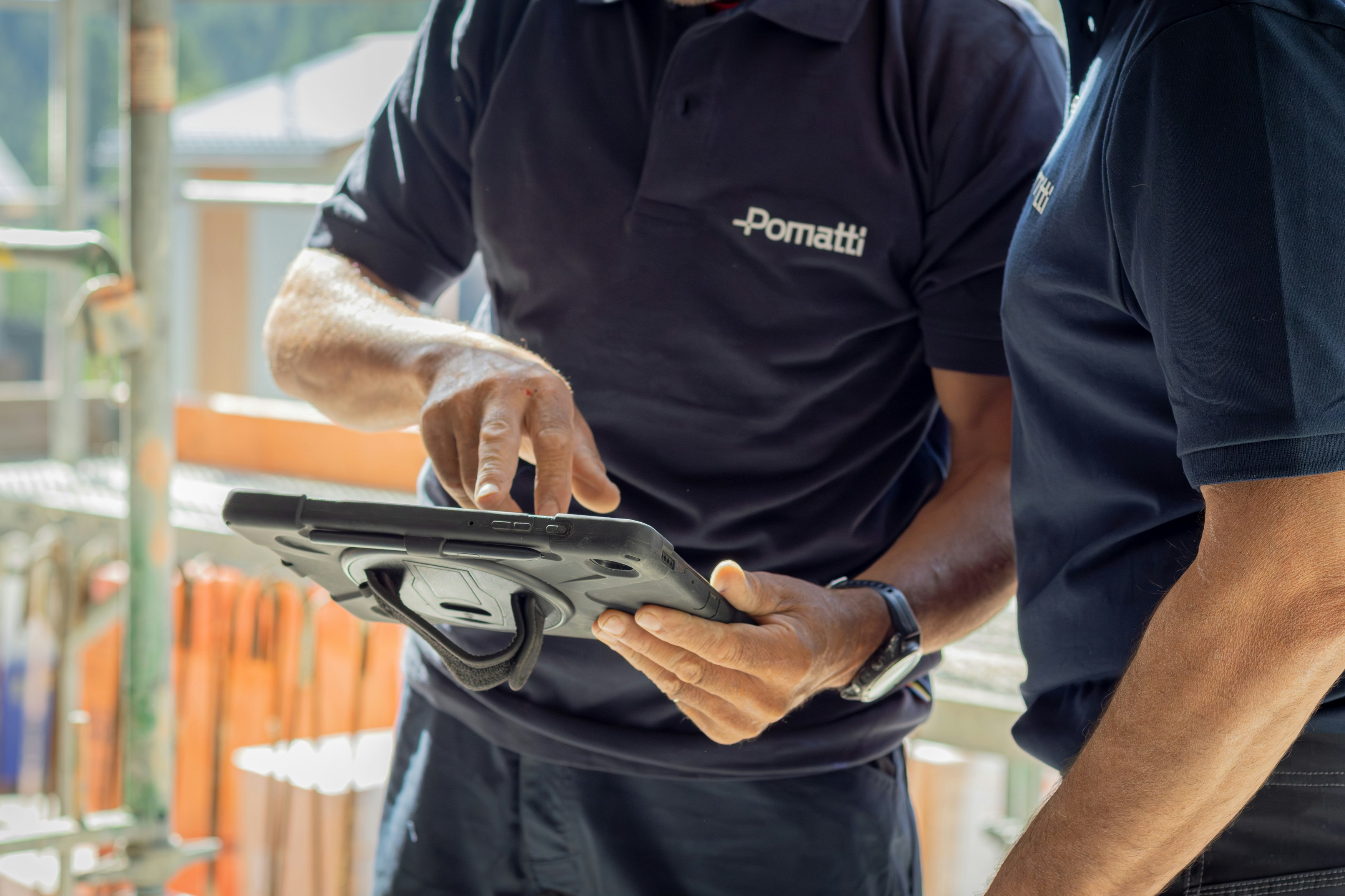 Pomatti Mitarbeitende mit iPad auf Baustelle