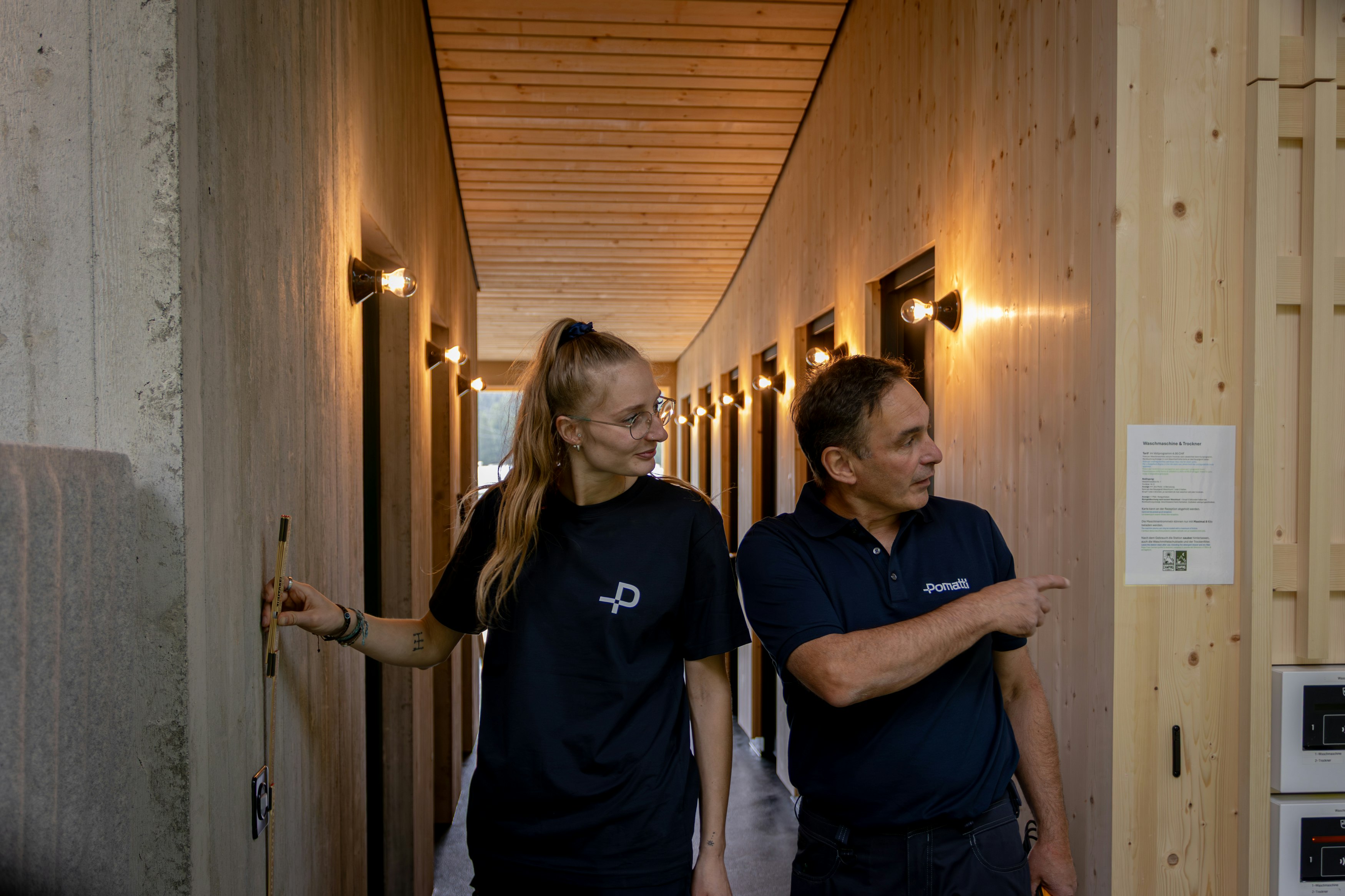 Pomatti Team auf Baustelle Lichtinstallation