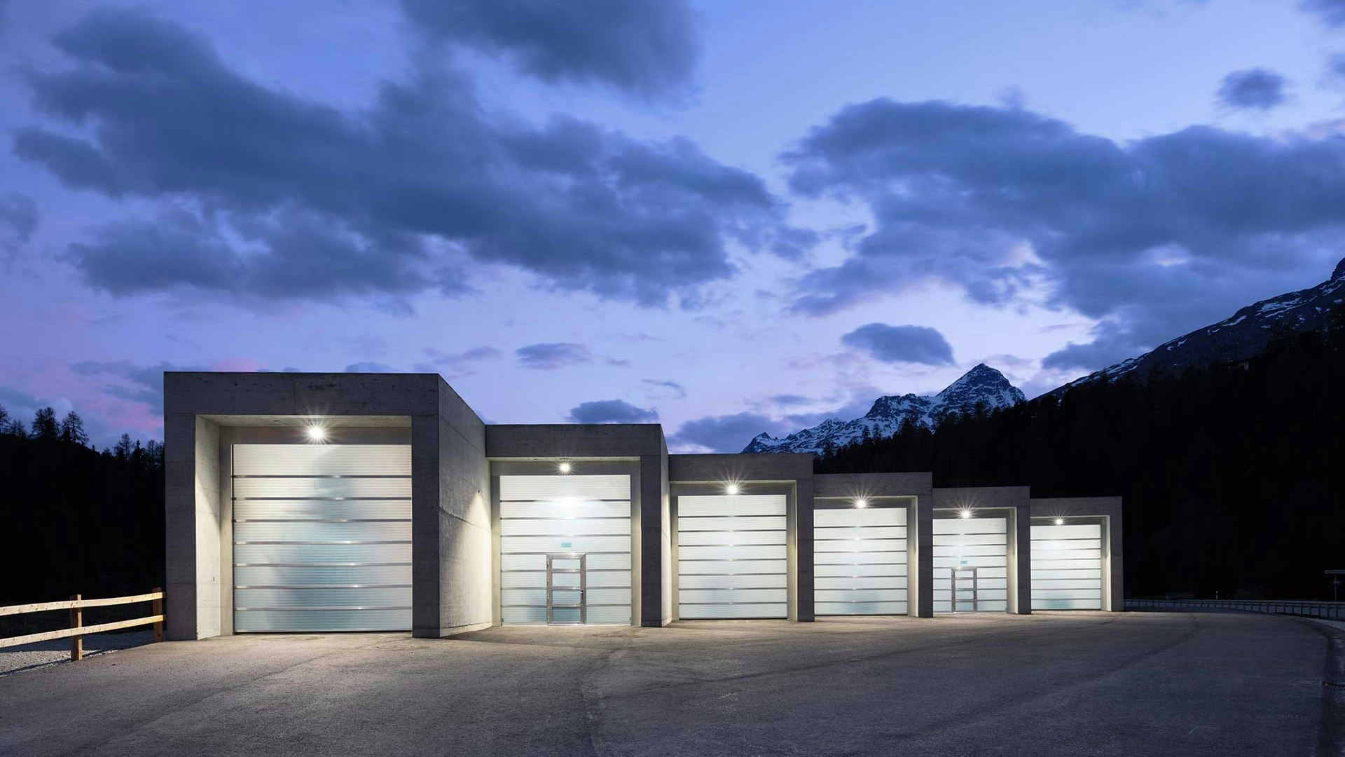 Feuerwehrstützpunkt St. Moritz in Abenddämmerung beleuchtet