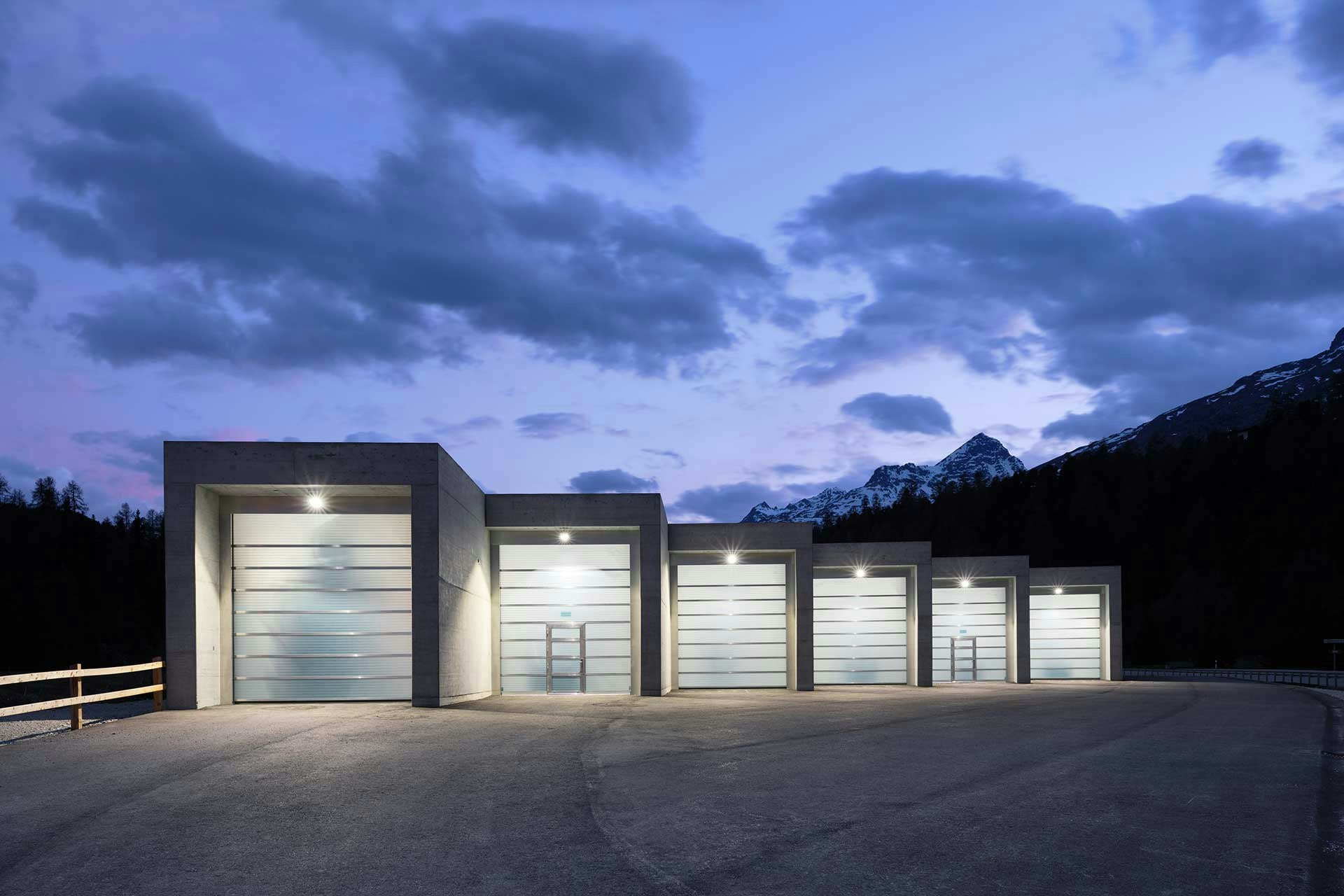 Feuerwehrstützpunkt St. Moritz in Abenddämmerung beleuchtet