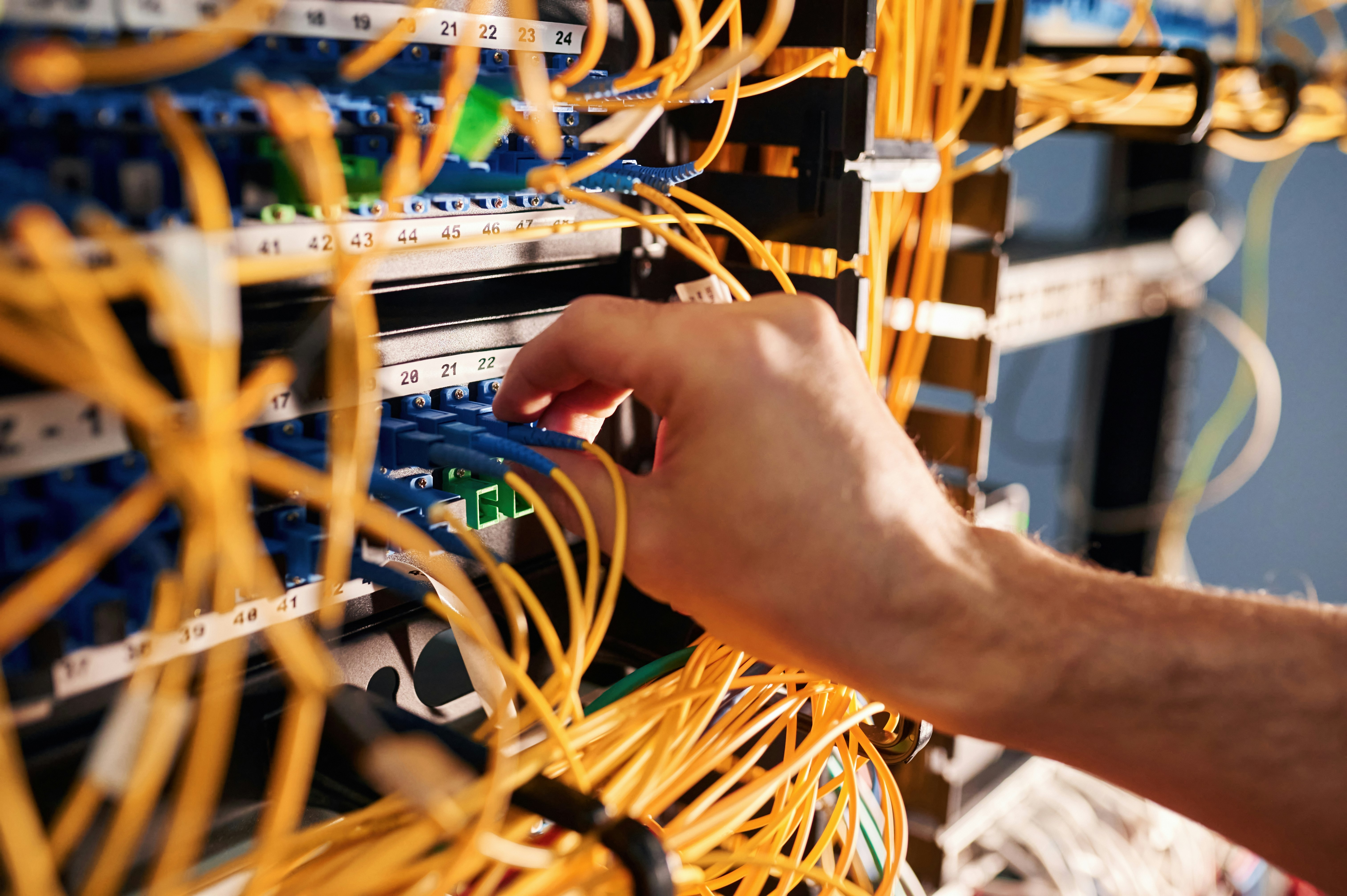 Detailaufnahme Verkabelung Internet mit Hand