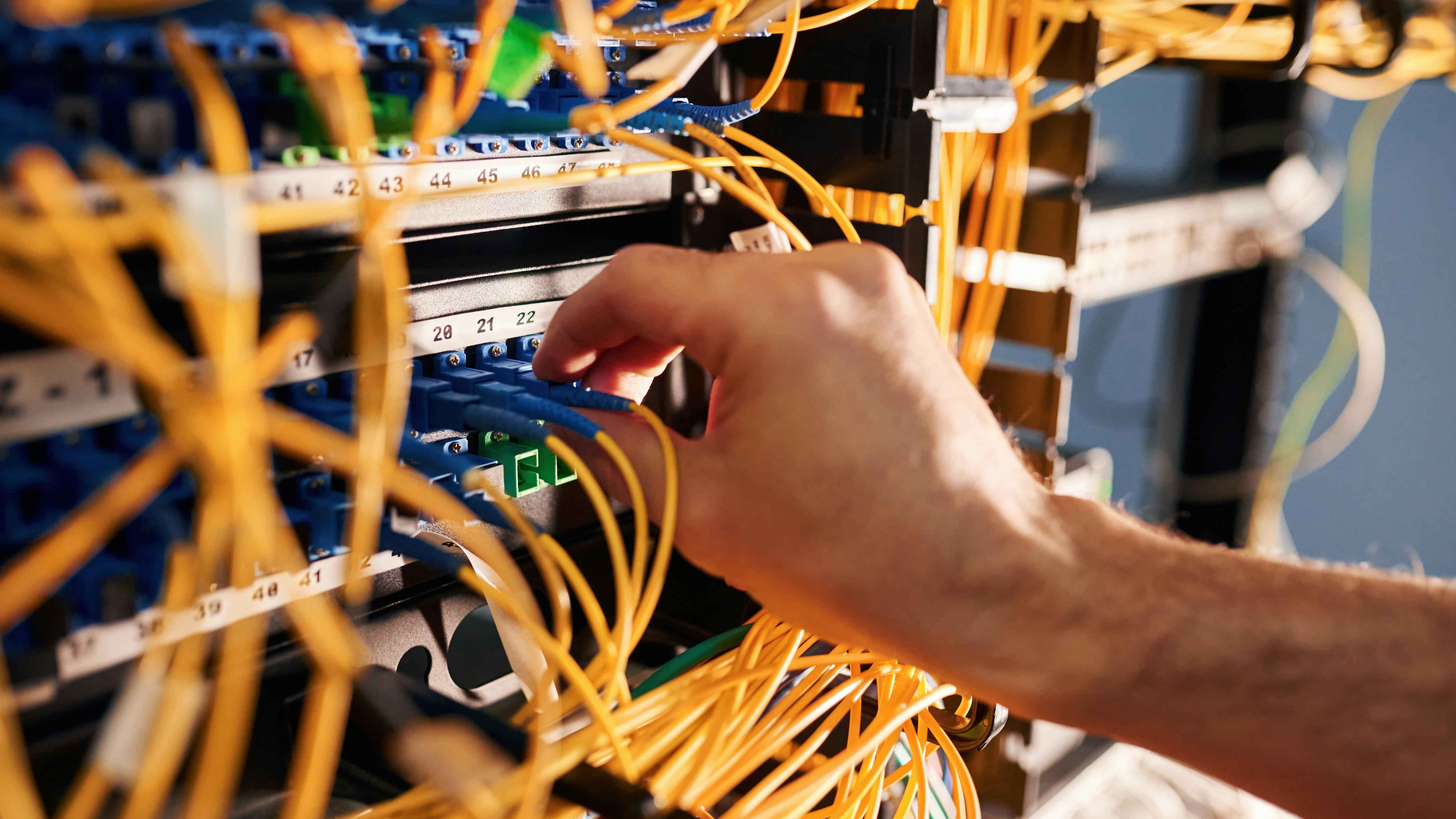 Detailaufnahme Verkabelung Internet mit Hand