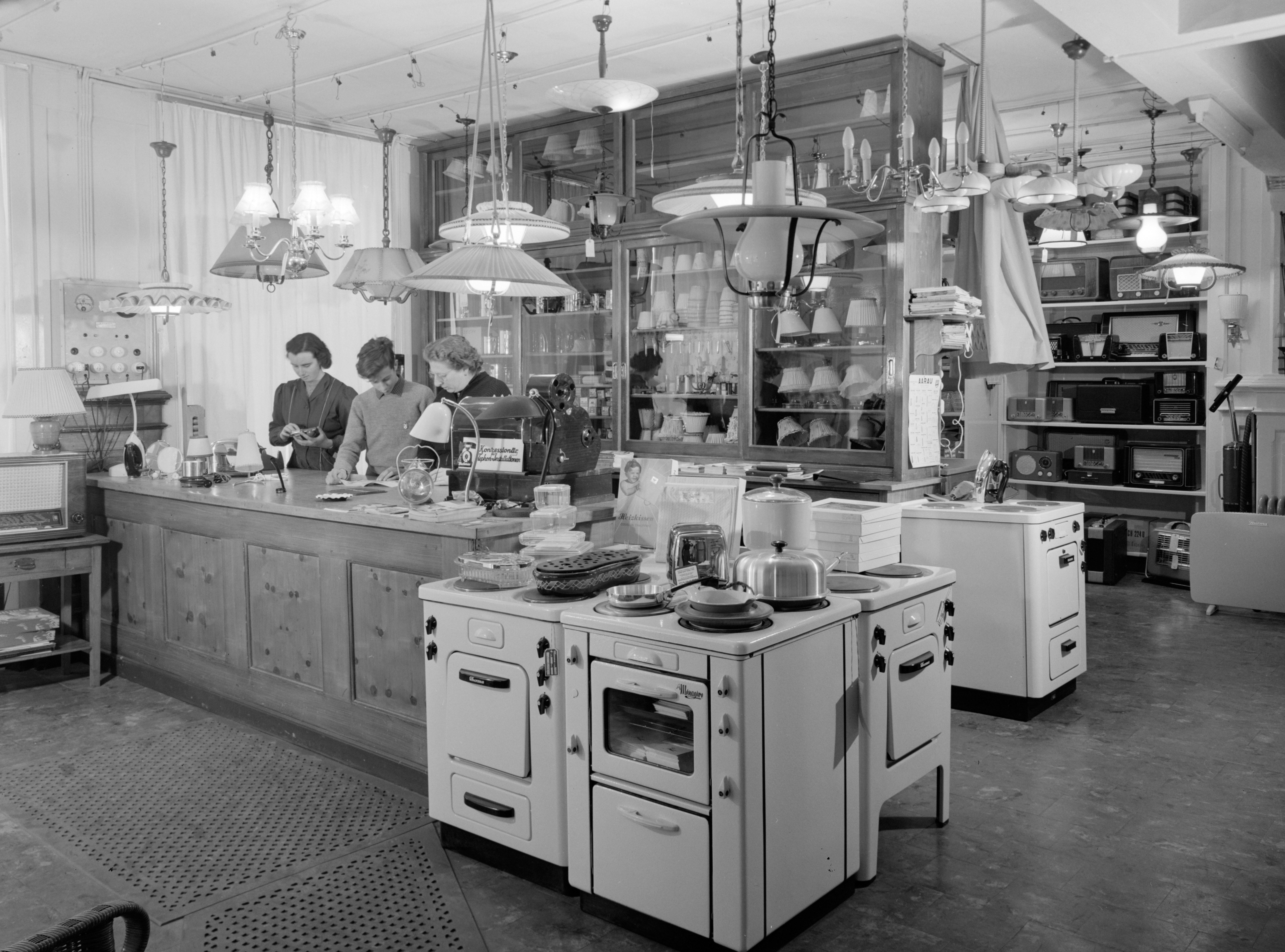 Innenansicht Pomatti Store Tresen mit Mitarbeitenden St. Moritz ca. 1954 in schwarz weiss