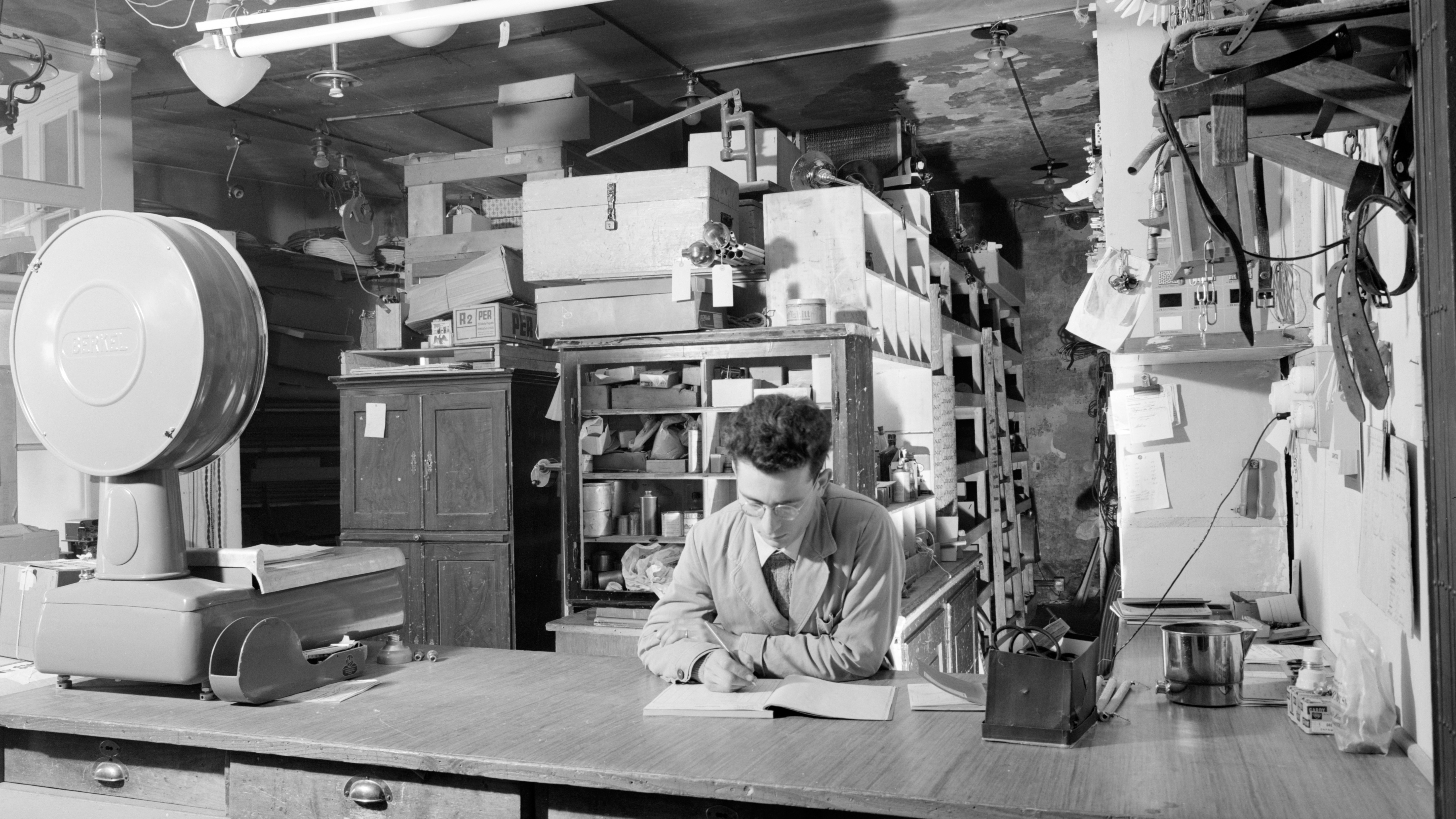 Pomatti Store Mann hinter Tresen 1954 schwarz weiss Aufnahme