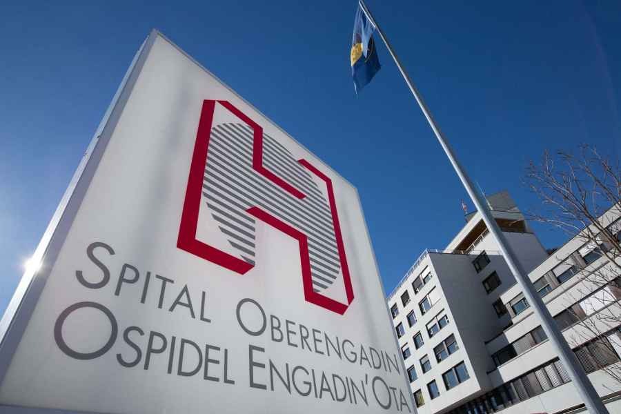 Spital Oberengadin Schild Aussenansicht