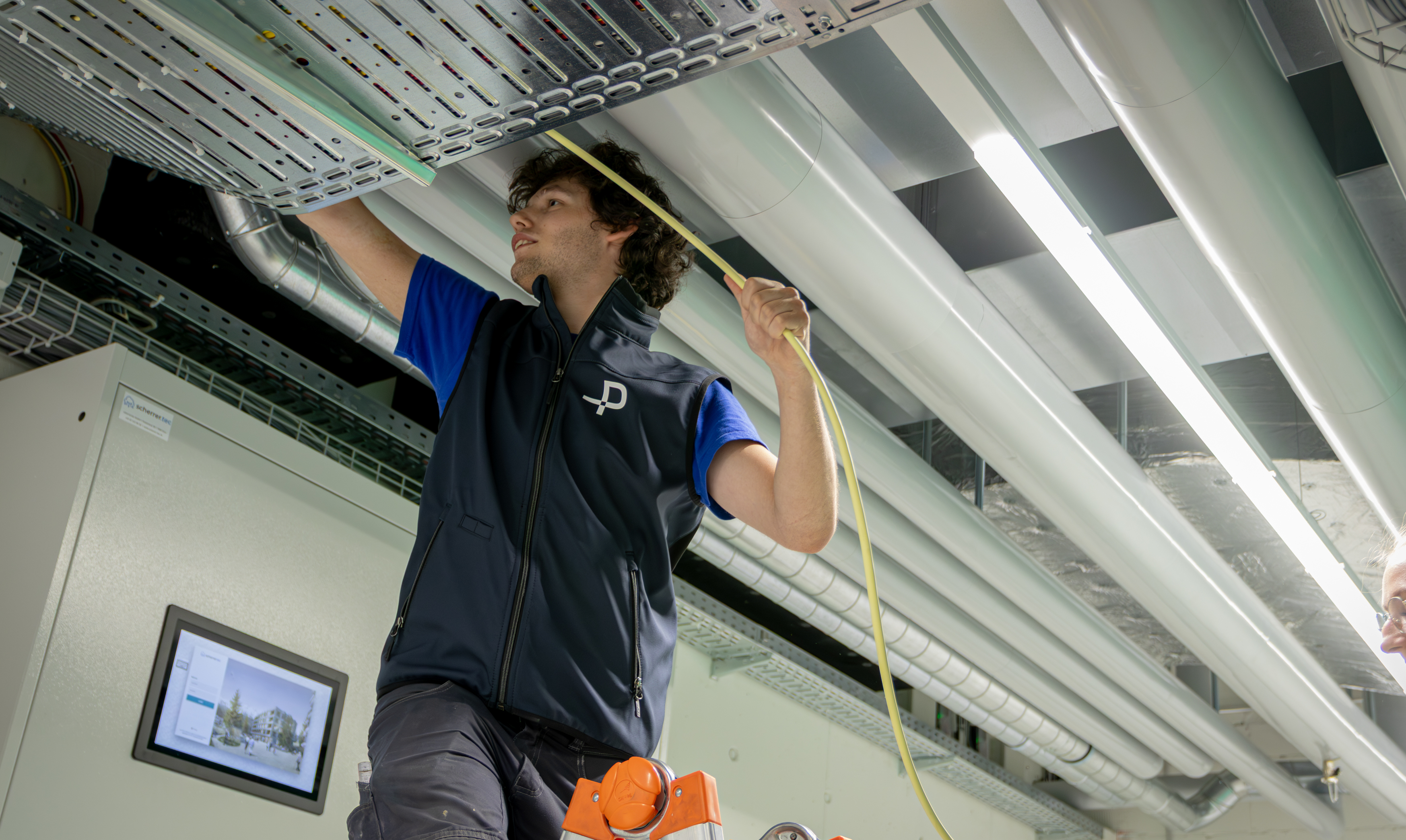 Junger Pomatti Mitarbeiter auf Baustelle verlegt Kabel