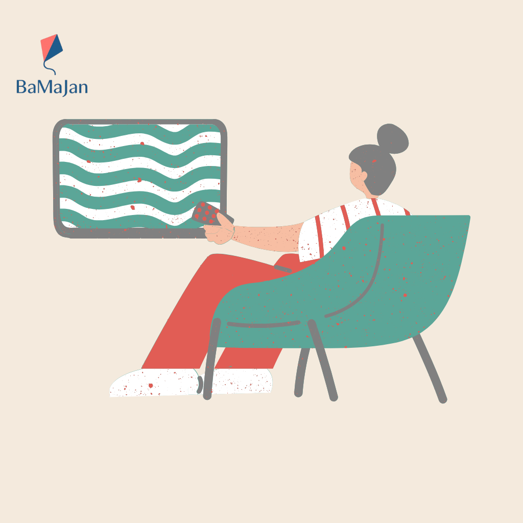 زن میانسال در حال دیدن تلویزیون