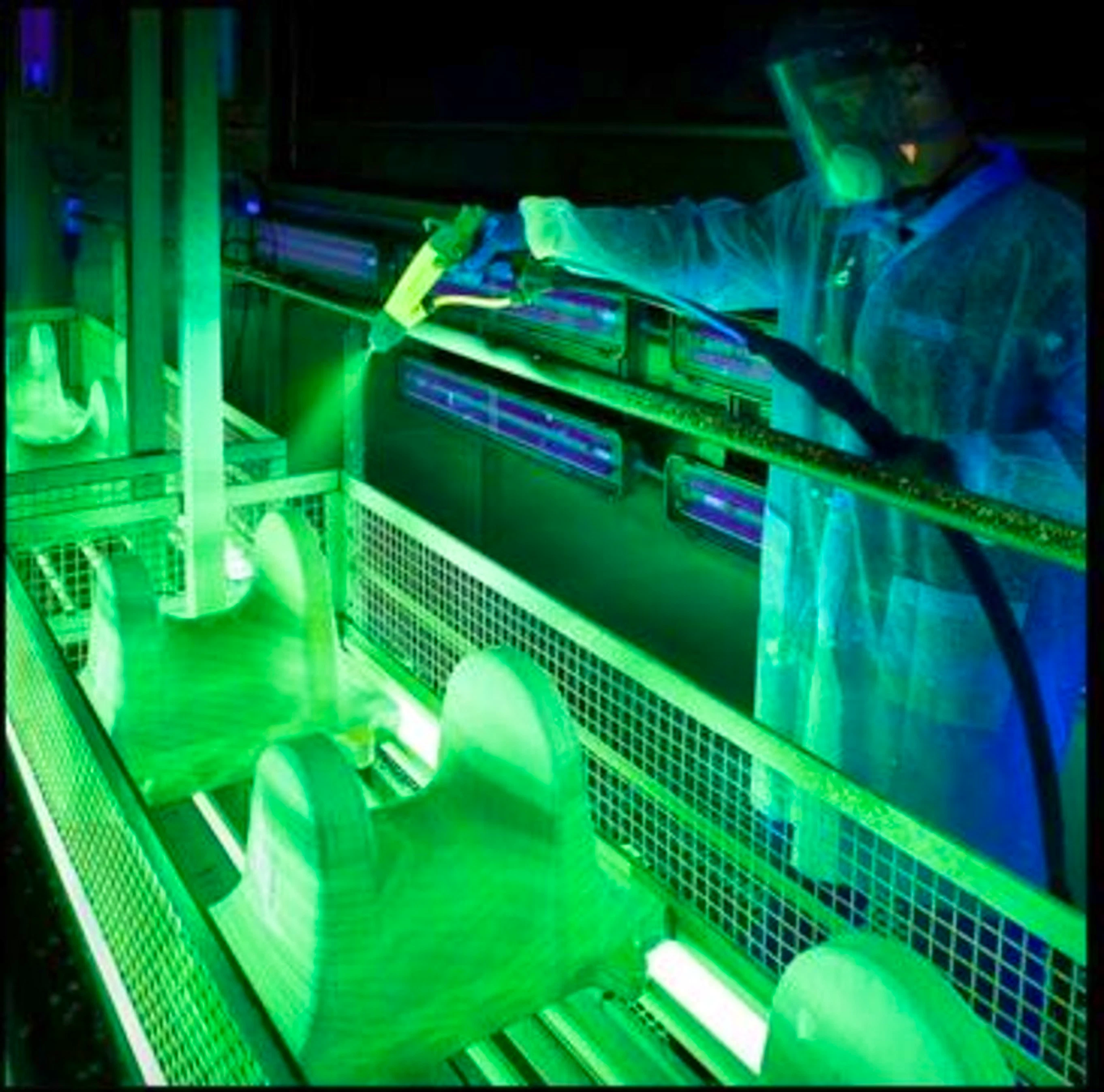 Dye penetrant testing for aerospace parts