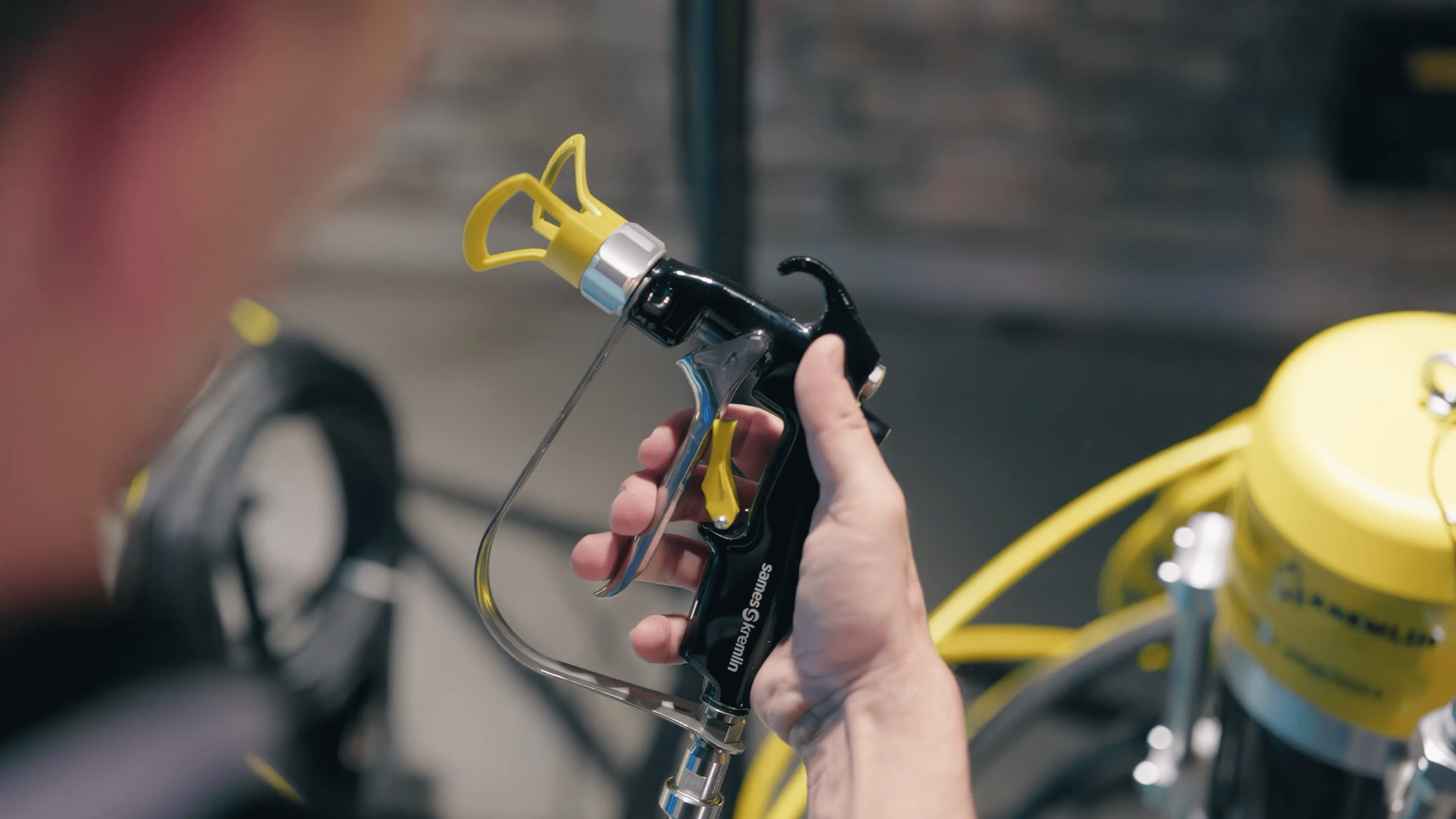 oryginalne części zamienne do pistolet&oacute;w lakierniczych w instalacji przemysłowej