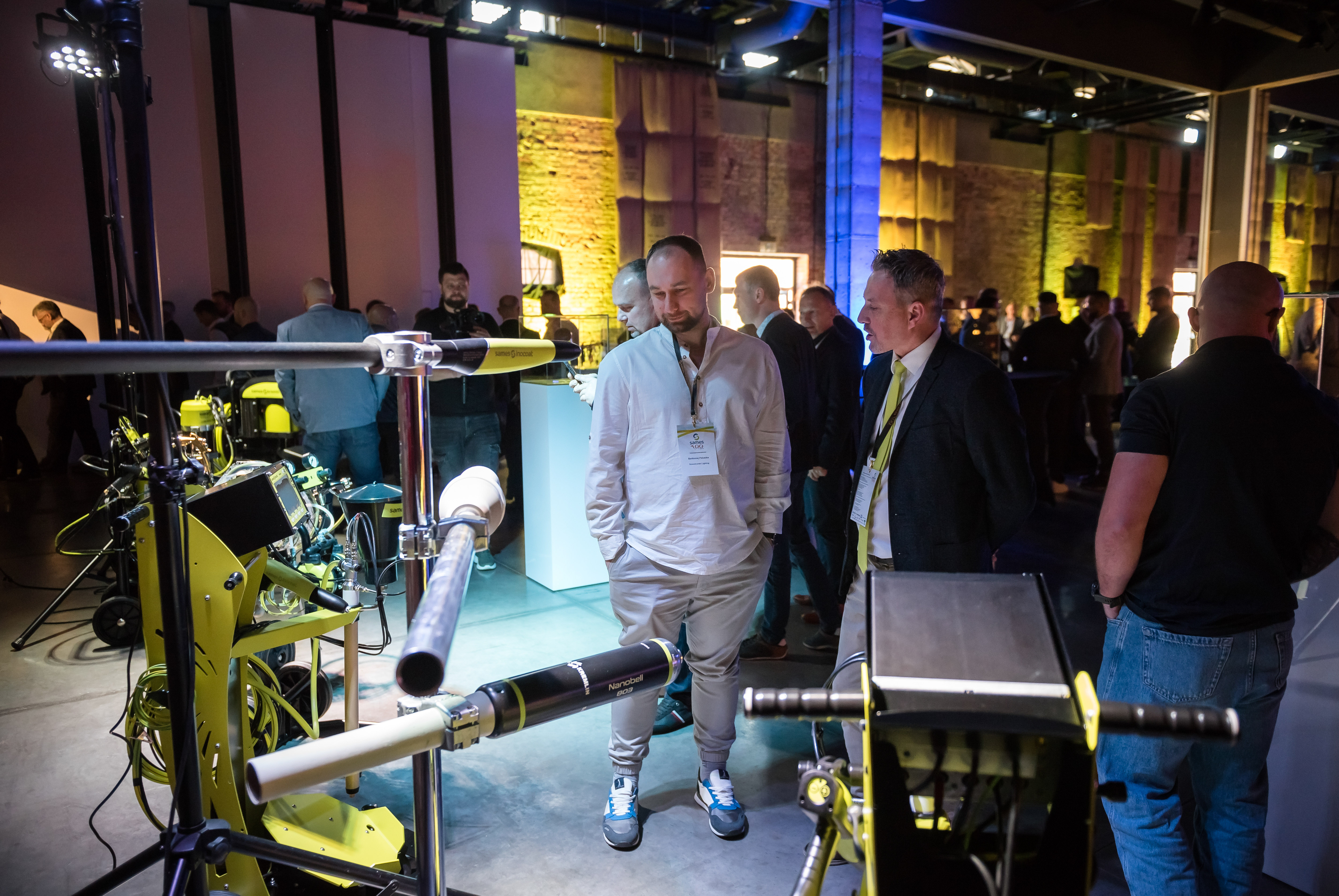 Uczestnicy wydarzenia zapoznający się z rozwiązaniami technologicznymi partnerów konferencji.