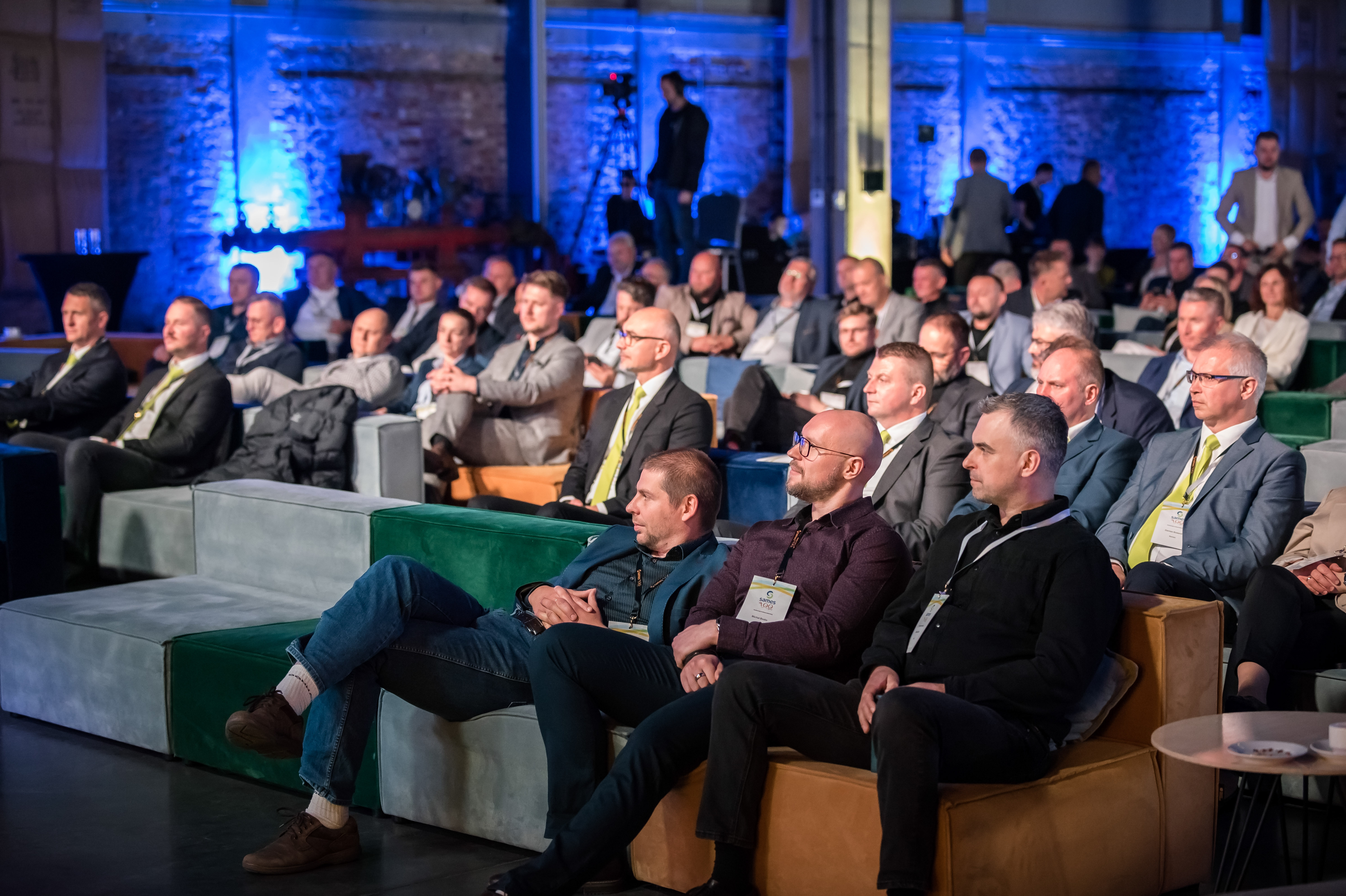 Uczestnicy konferencji Sames podczas prezentacji poświęconej nowoczesnym technologiom lakierniczym.