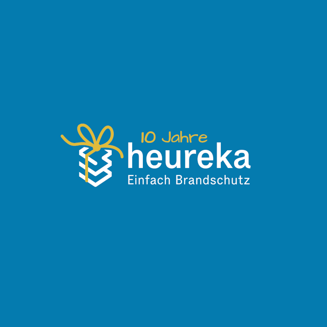weisses Logo von Heureka Brandschutz auf blauem Hintergrund mit einer illustrierten Schlaufe und einem handgeschriebenen «10 Jahre»