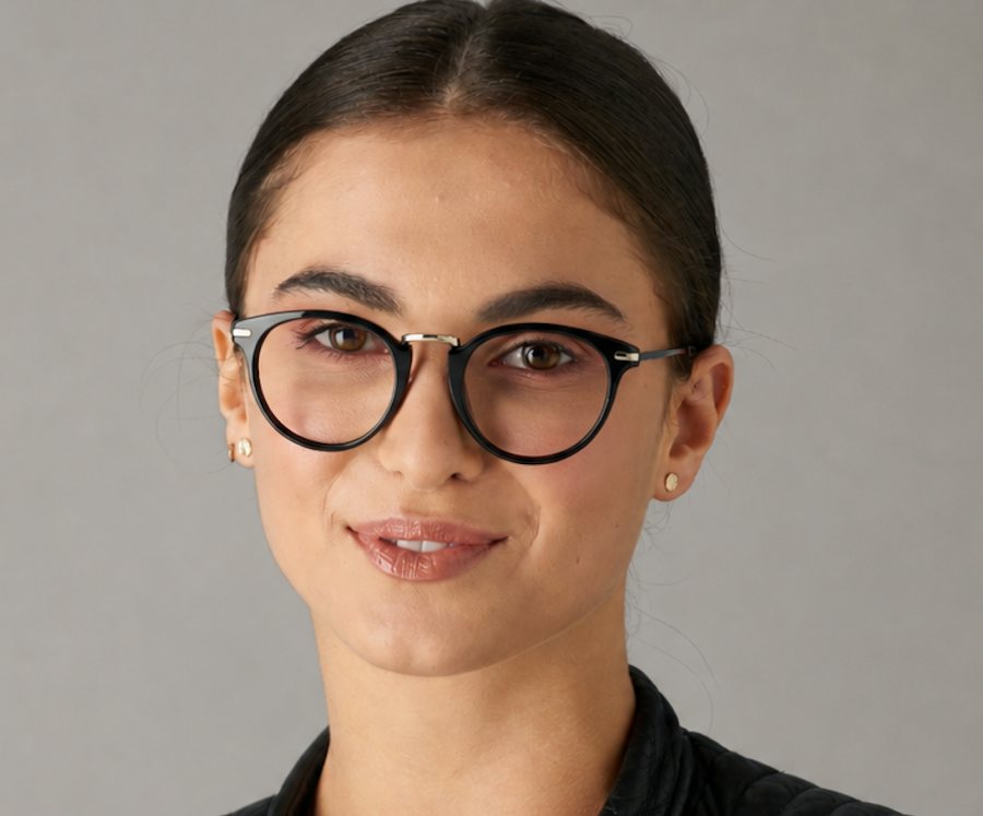 Woman wearing a round plastic frame with metal nose bridge