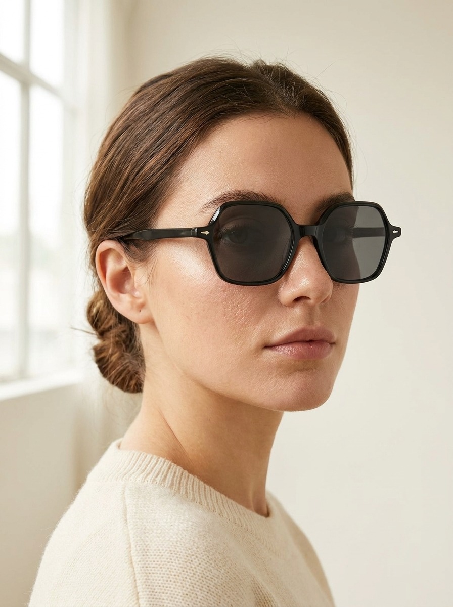 Model wearing Peggy-sun glasses