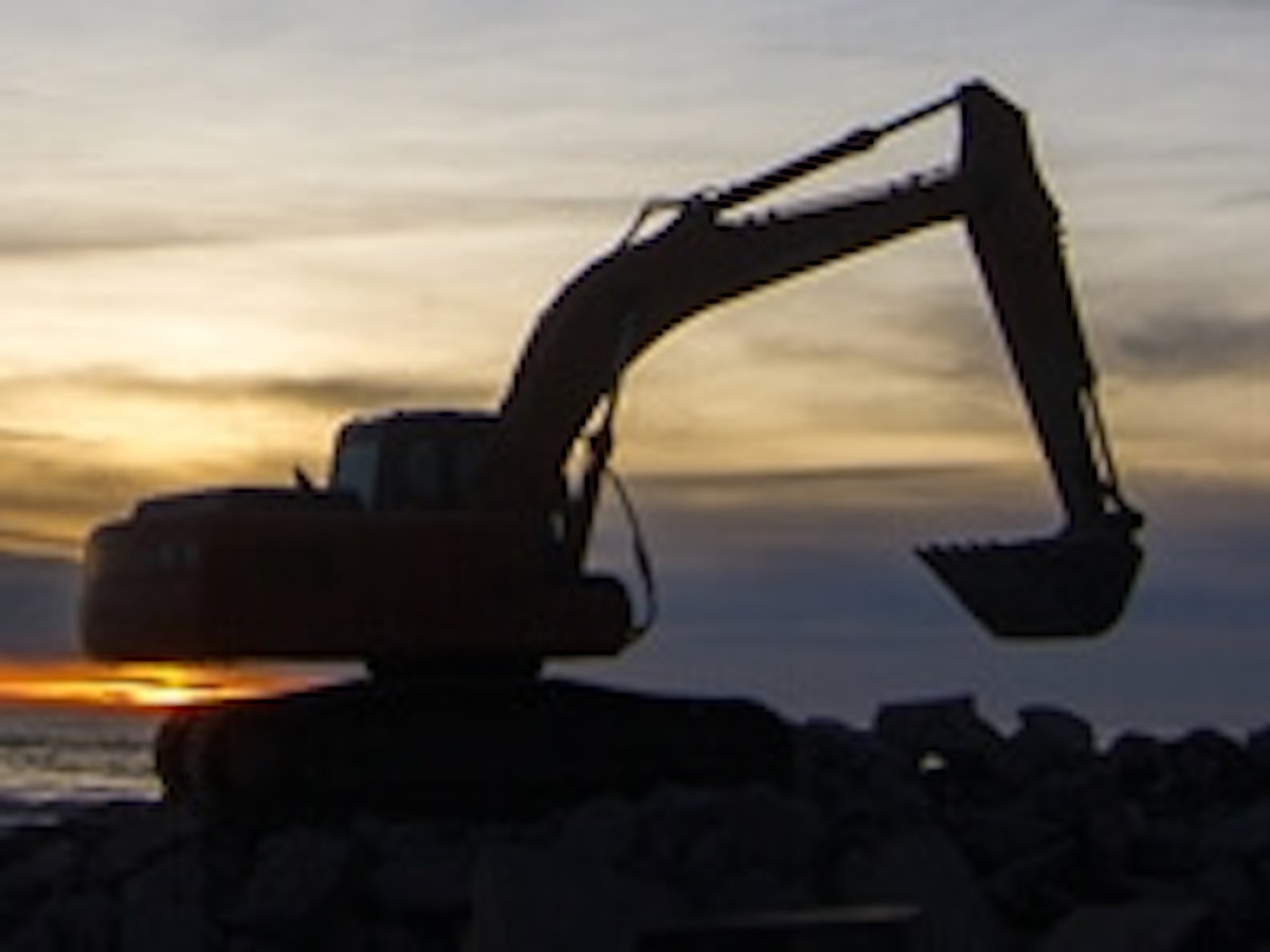grävare i solnedgång