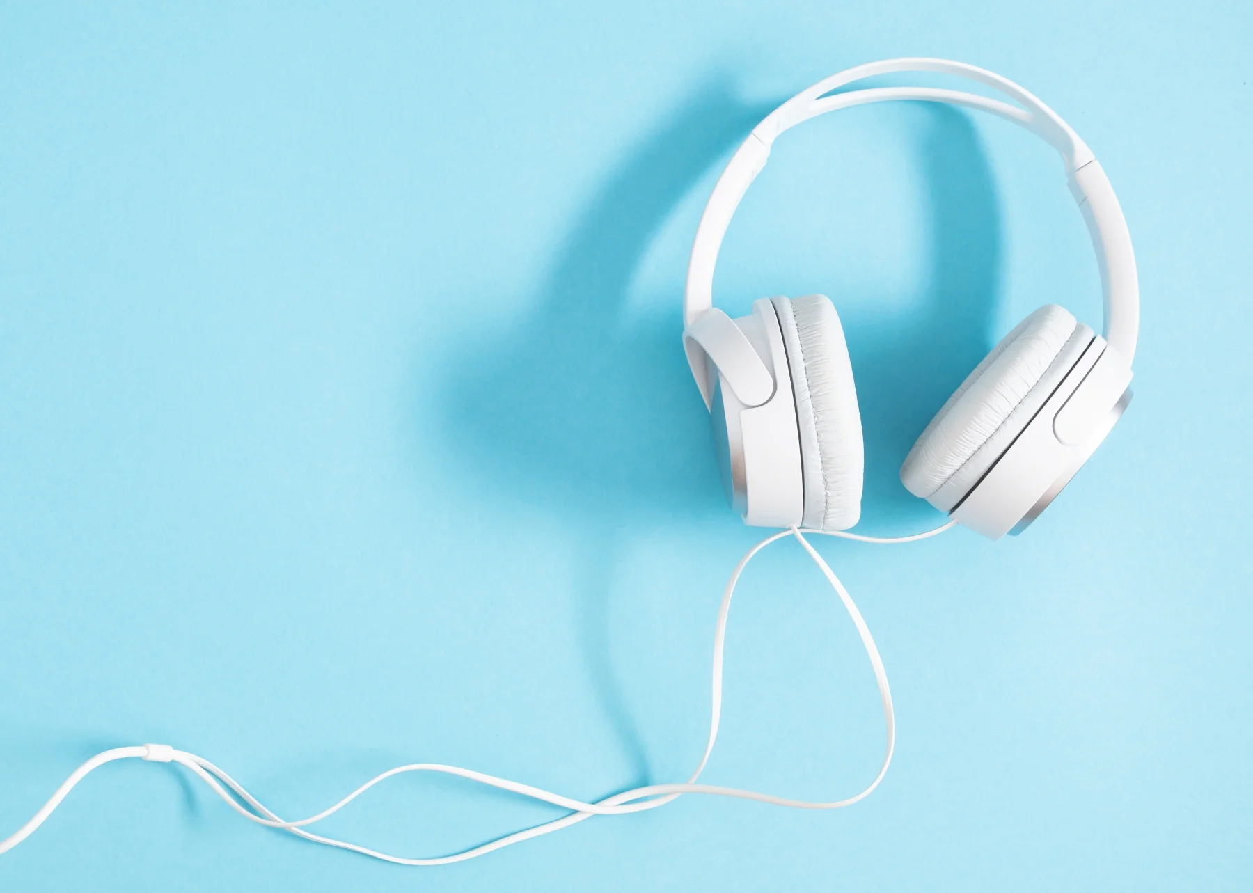 Listening to blue noise for better sleep