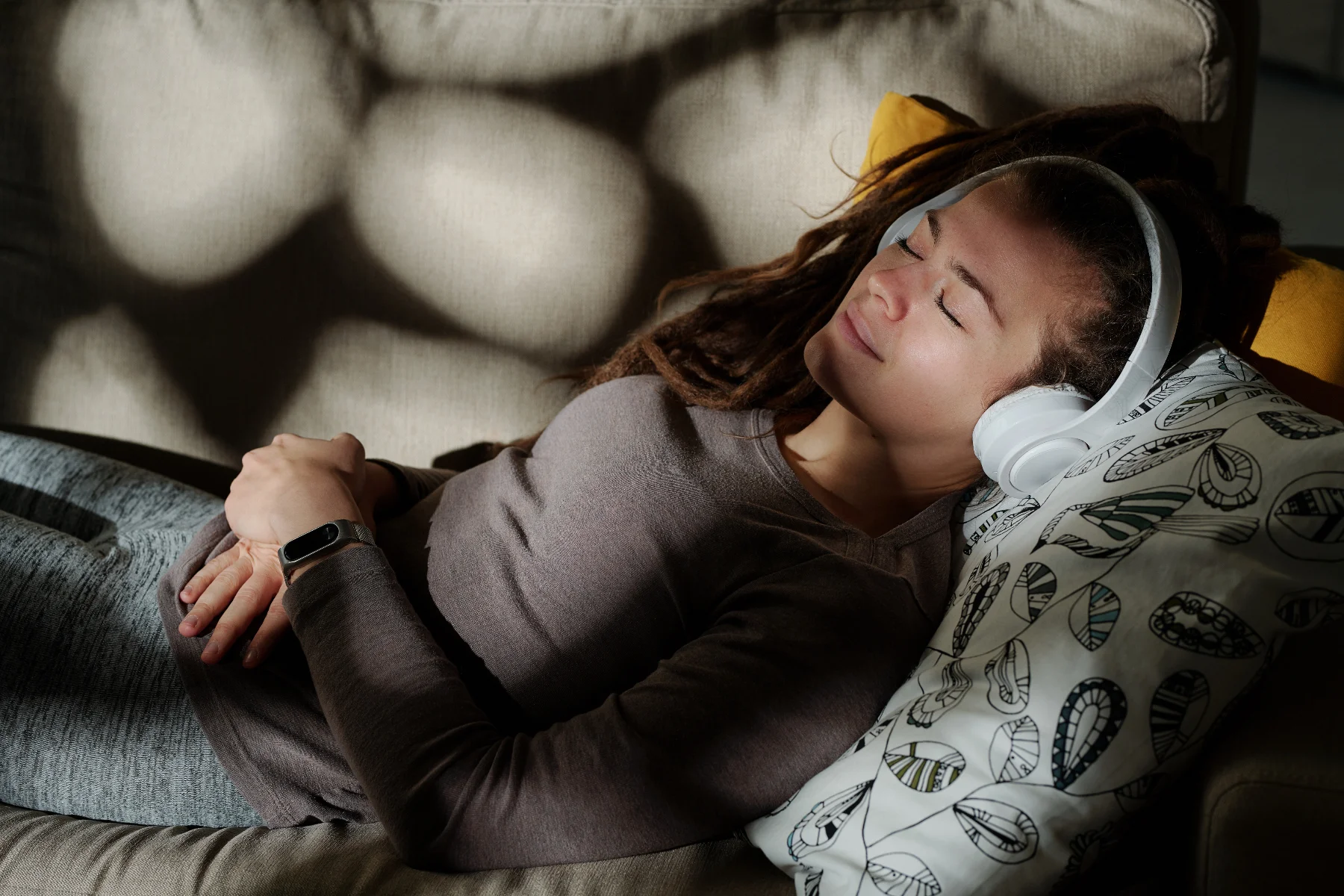 Women listenig to blue noise in bed
