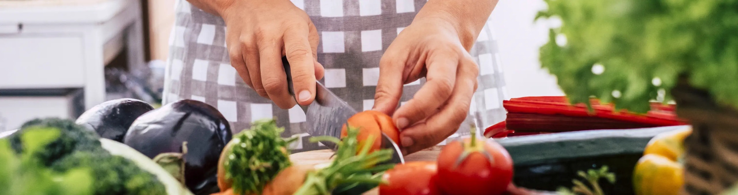 cutting fresh vegetables at home