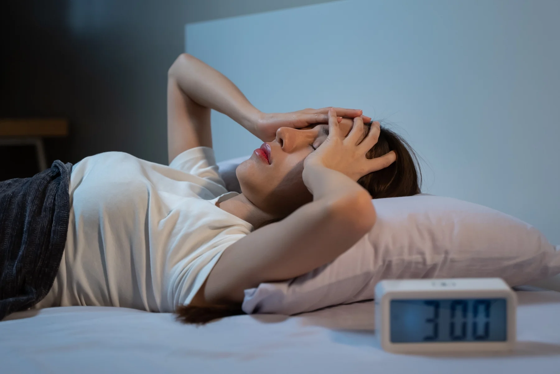 Women awake at 3am caused by menopause insomnia