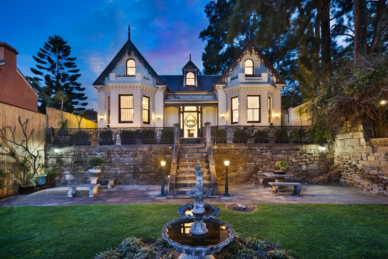 A WATERFRONT ESTATE IN A WORLD-CLASS DESTINATION