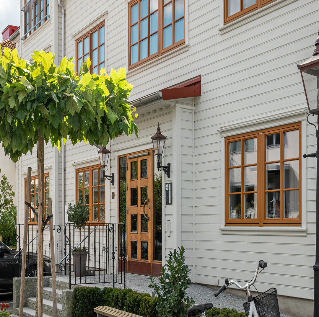 Lägenhets hus i vitt trä byggt av Alkerum