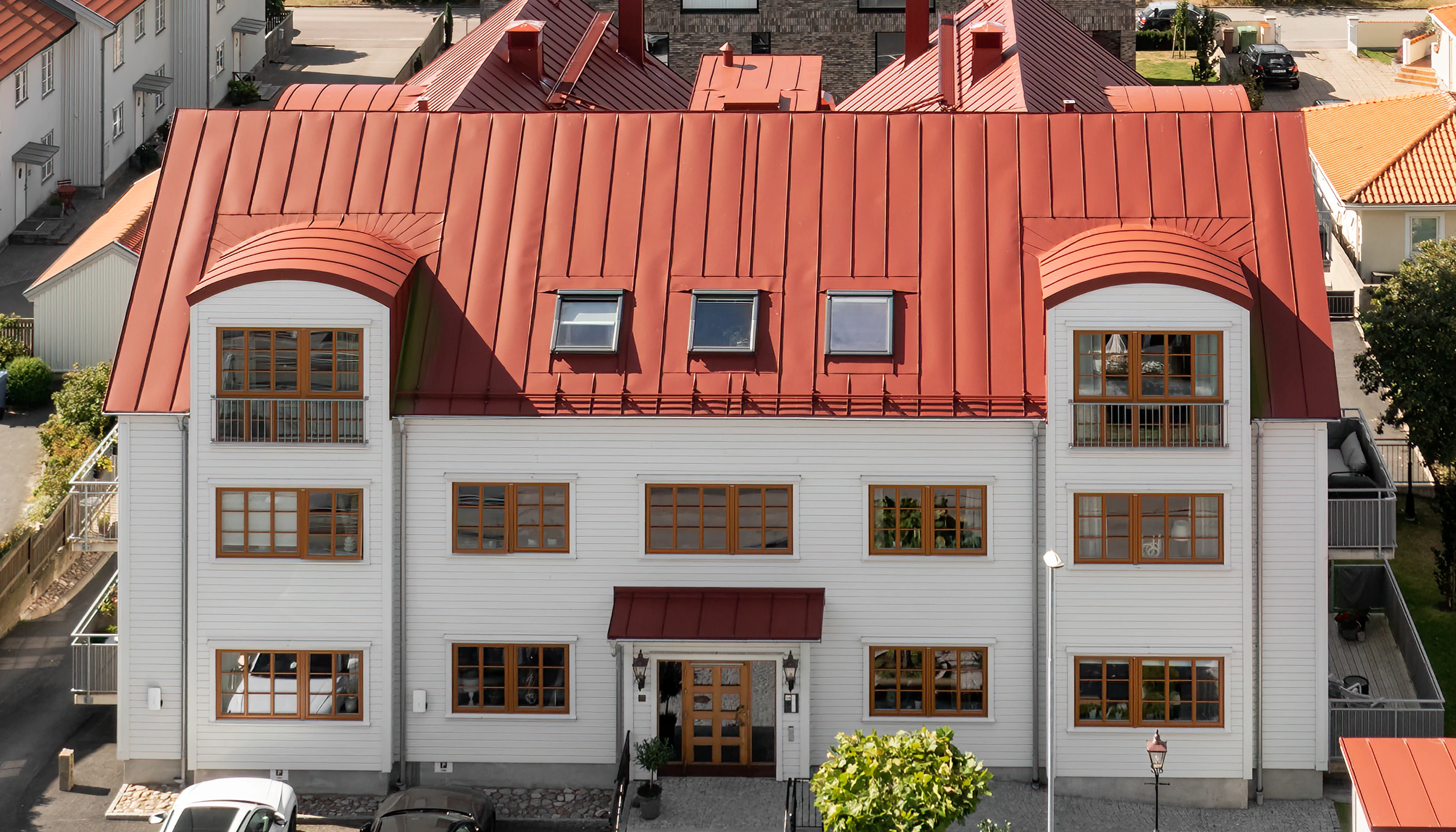 Lägenhetshus i vit sten byggt av Alkerum