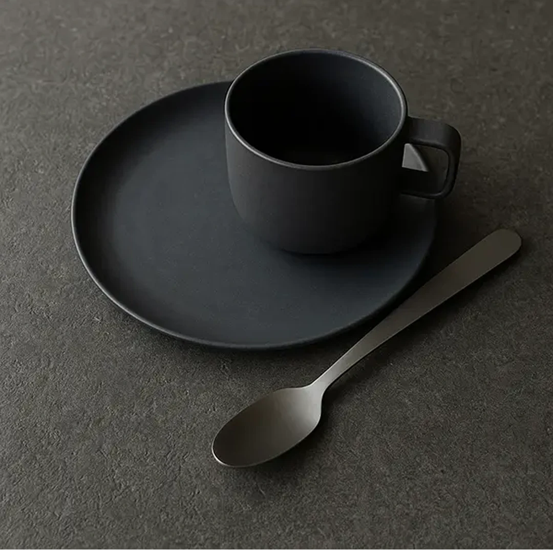 Kaffekopp på en vart stenbänkskiva från Himle