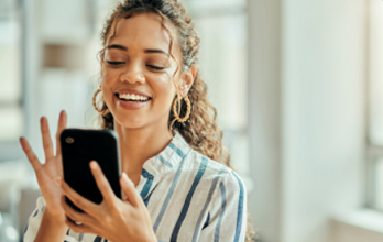 Una mujer busca información en su teléfono celular.