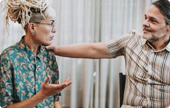 Dos amigas tienen una conversación profunda.