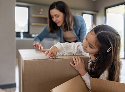 Una madre pone las manos sobre los hombros de su hija pequeña.
