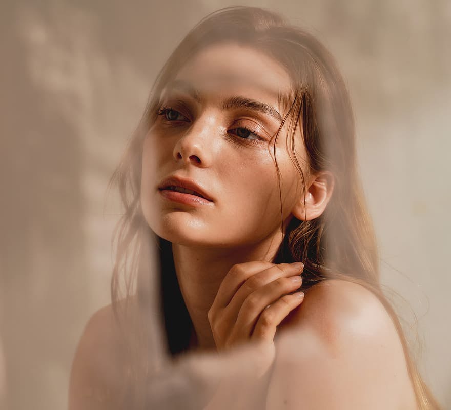 Woman with hand on shoulder