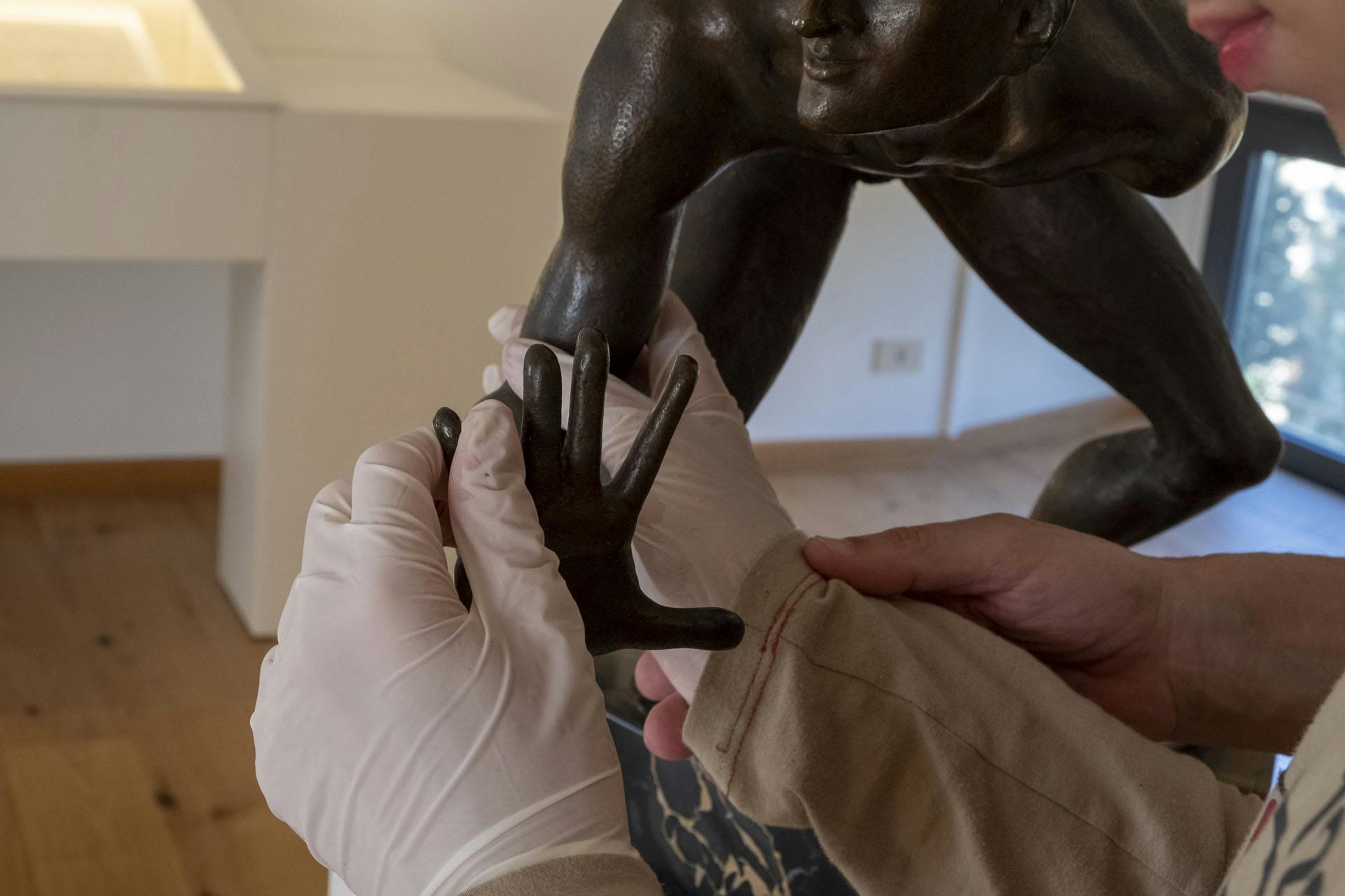 Lecce, Museo Castromediano. Visita tattile con guanti alla collezione scultorea.