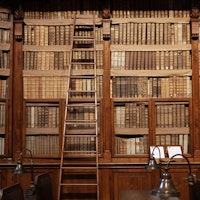 Roma, Biblioteca Angelica, Salone monumentale o Vanvitelliano. Roma, Biblioteca Angelica, Salone monumentale o Vanvitelliano. Sala con libri antichi e scala.