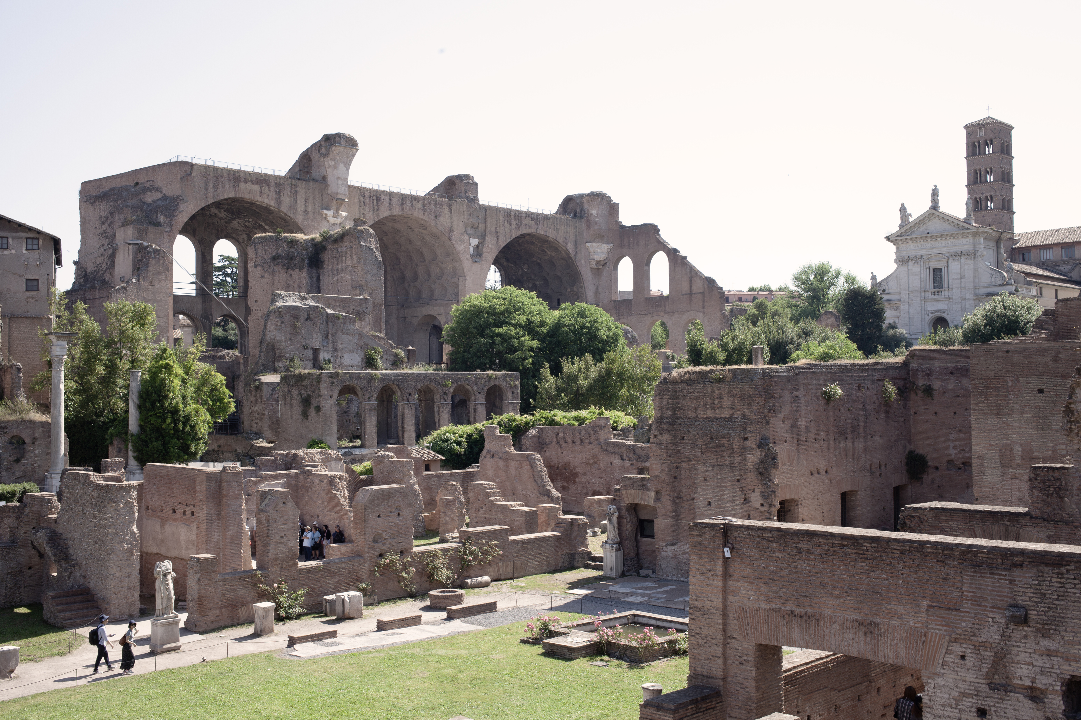 Roma, Parco Archeologico del Colosseo. Vista sui fori imperiali e sulle basiliche di Massenzio e di Santa Francesca Romana al Palatino, anche nota come Santa Maria Nova.