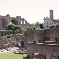 Roma, Parco Archeologico del Colosseo. Vista sui fori imperiali, Basilica di Massenzio e Santa Maria Nova. Roma, Parco Archeologico del Colosseo. Vista sui fori imperiali e sulle basiliche di Massenzio e di Santa Francesca Romana al Palatino, anche nota come Santa Maria Nova.