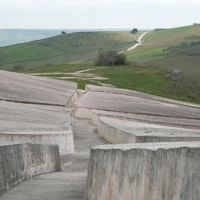 Gibellina Vecchia, Trapani. Grande Cretto di Alberto Burri. Foto di Scuola nazionale del patrimonio e delle attività culturali. Gibellina Vecchia, Trapani. Grande Cretto di Alberto Burri. Opera monumentale di land art, realizzata sulle macerie della città vecchia di Gibellina, rasa al suolo dal terremoto del Belice del 1968.